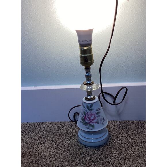 Vintage small PORCELAIN LAMP with PINK ROSES & FLOWERS on white. 13” H - Picture 4 of 4